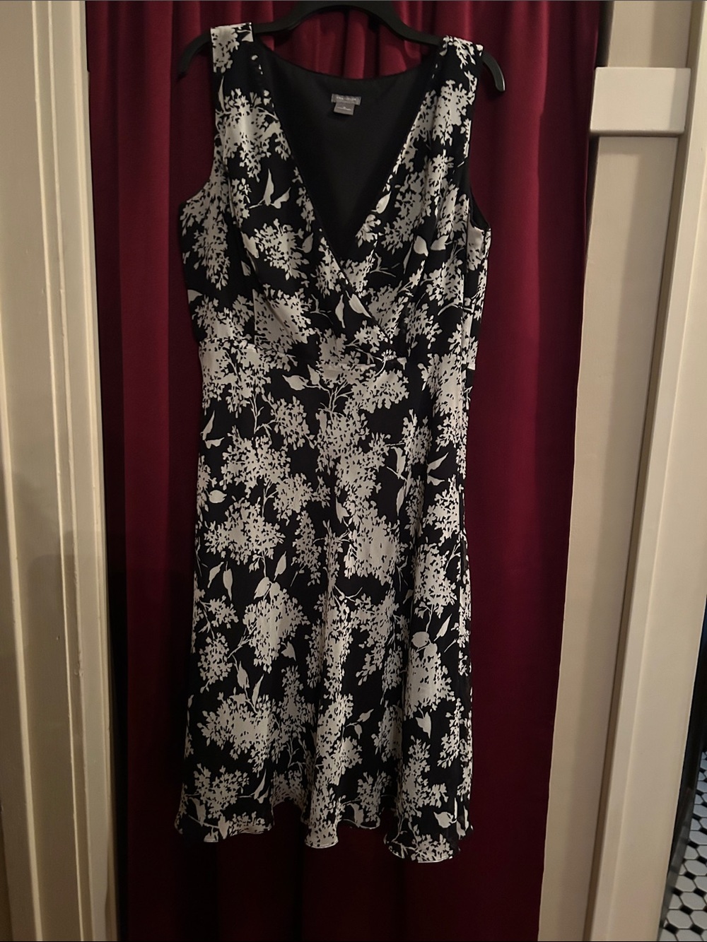 Ann Taylor Black & White Floral V-Neck Midi Dress Size 16